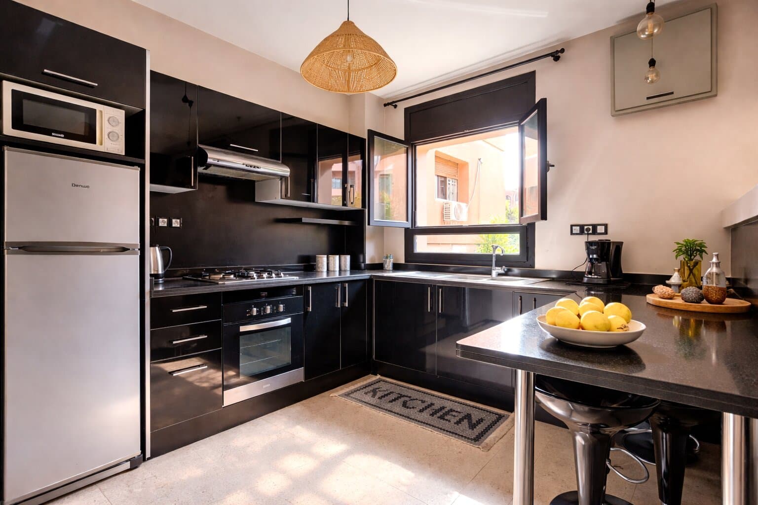 Fully equipped kitchen — Garden View Apartment Majorelle